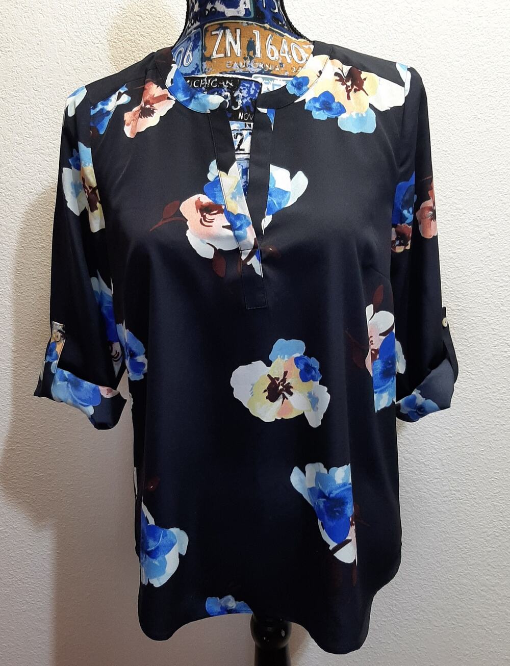 Daniel Rainn Women's Floral Navy Notch Neck Pullover Top l Size: PS